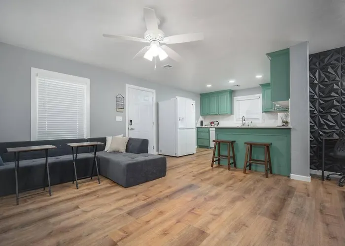Okc Casita - Newly Remodeled, Modern 2 Bedroom Home - Family And Pet Friendly