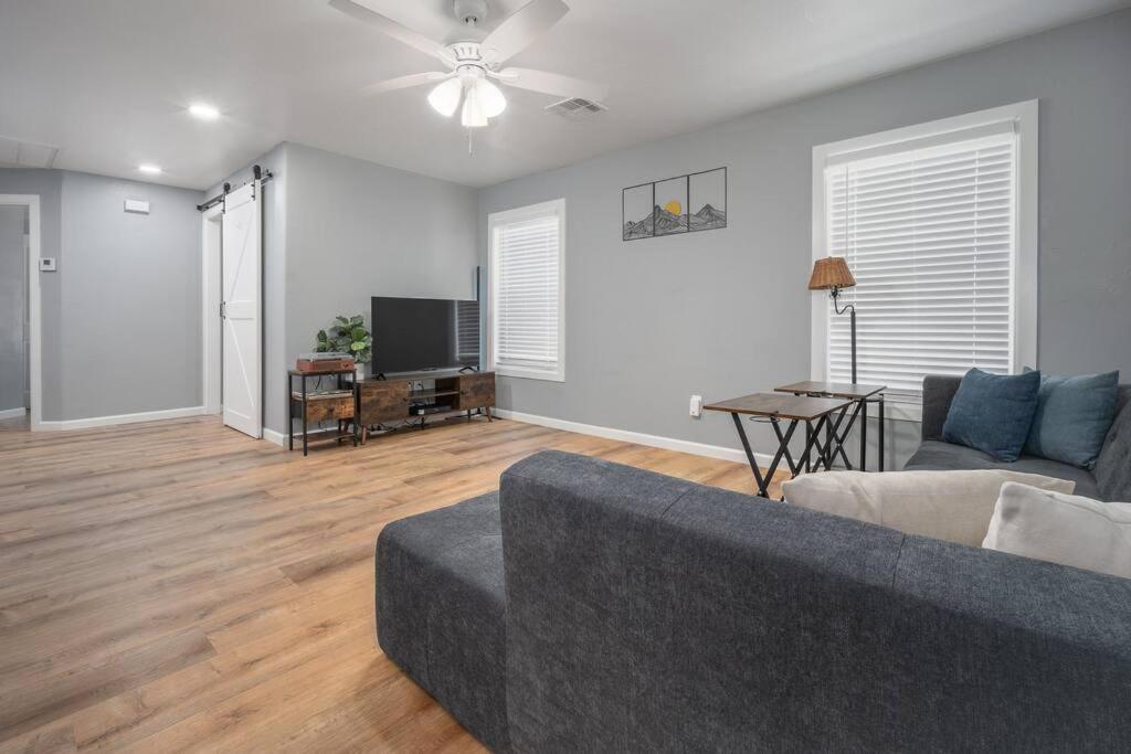 Okc Casita - Newly Remodeled, Modern 2 Bedroom - Family And Pet Friendly Holiday home