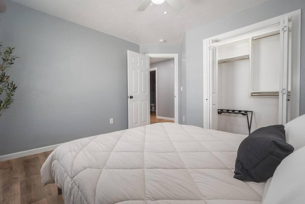 Holiday home Okc Casita - Newly Remodeled, Modern 2 Bedroom - Family And Pet Friendly *