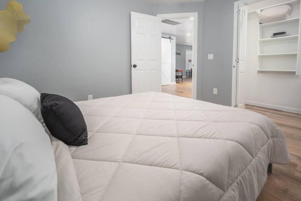 Okc Casita - Newly Remodeled, Modern 2 Bedroom - Family And Pet Friendly Holiday home Oklahoma City
